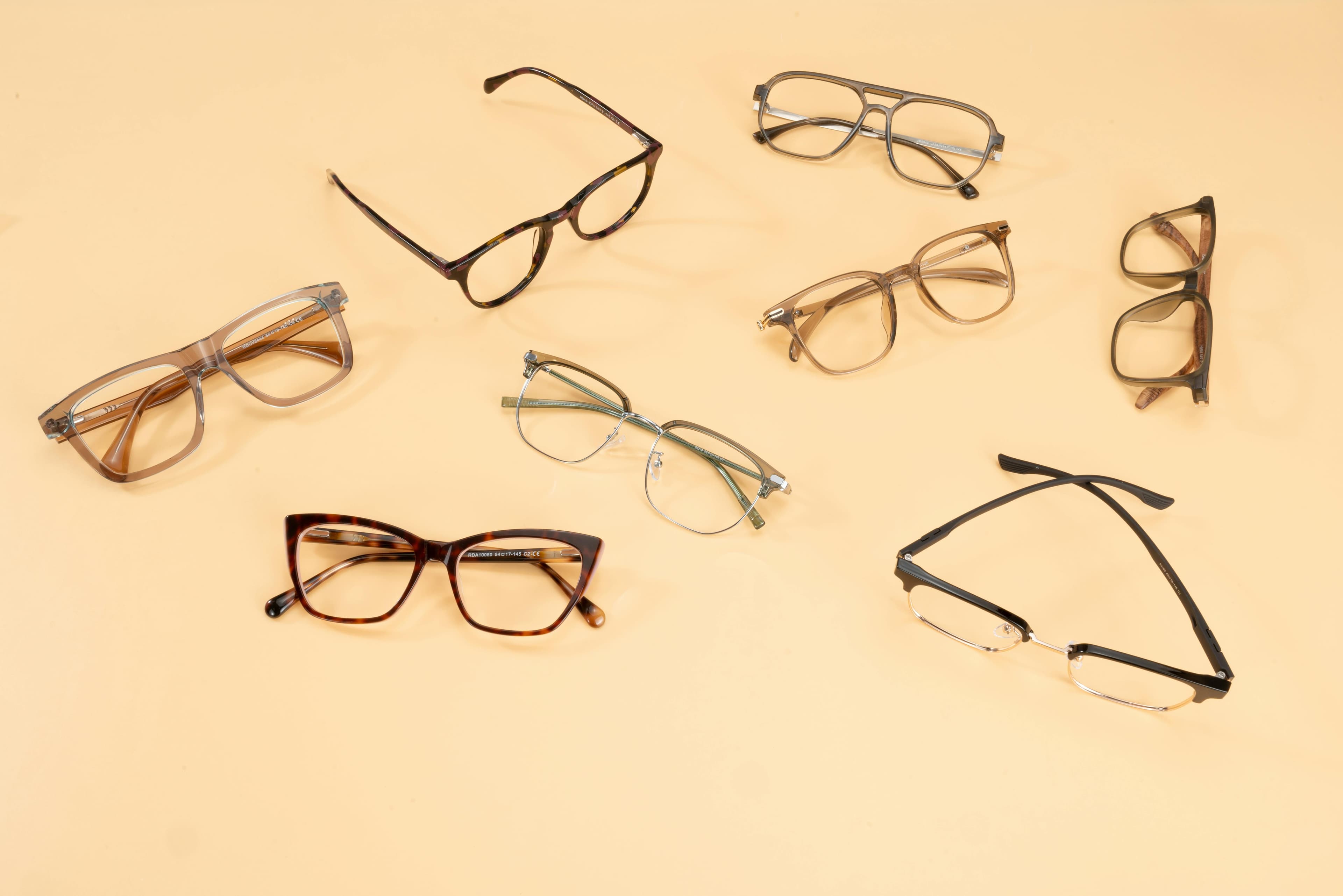 Different lens materials used in magnifying reading glasses