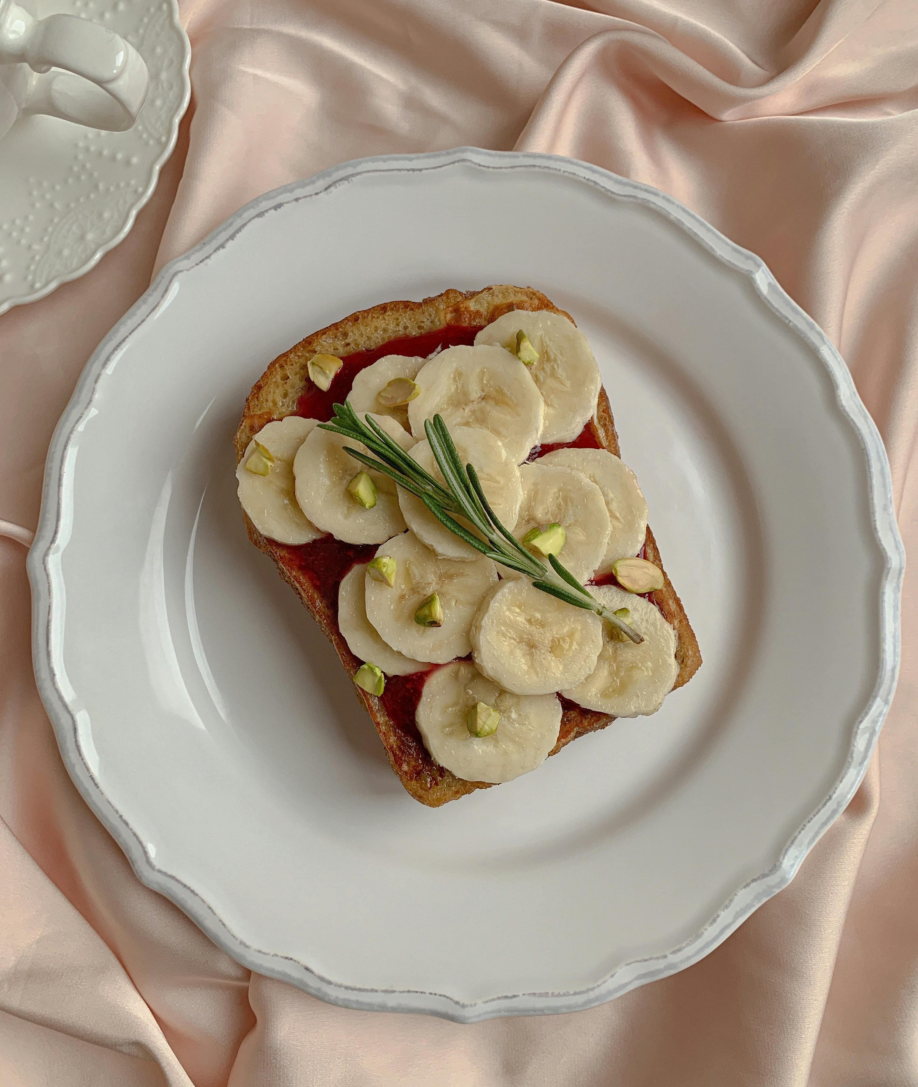Plate with banana, rice, applesauce, and toast representing the BRAT diet