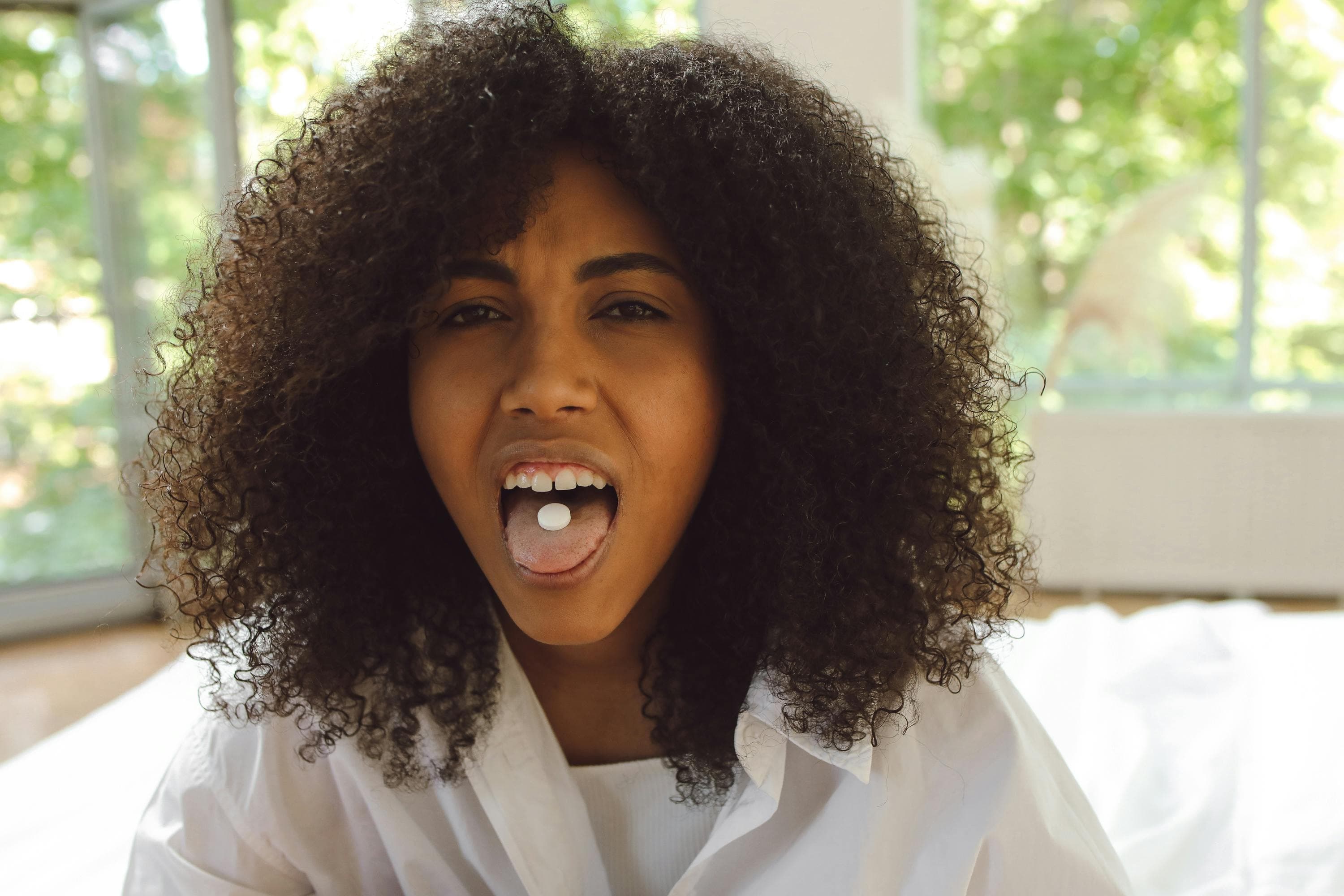 A medical illustration showing an enlarged tongue compared to a normal-sized tongue
